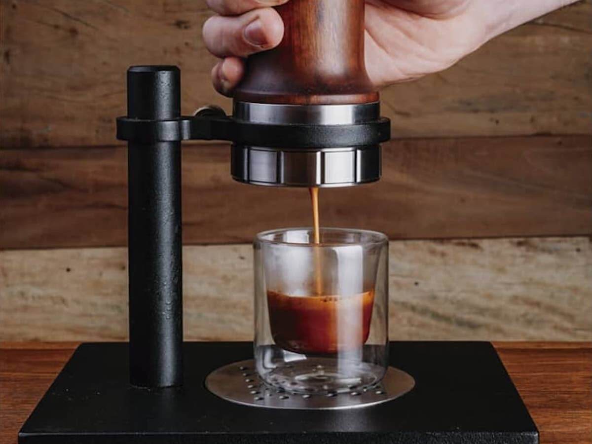 https://cafune.ca/cdn/shop/products/aram-soulcraft-espresso-maker-lifestyle-2_948f43e9-4812-4f47-879e-1517da31e4a2_1600x.jpg?v=1585434735